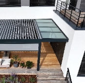 Bioklimatická pergola LINE s prosvětlovacím pásem